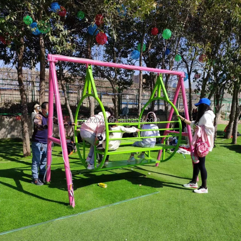 Outdoor Children'S Park - Attractie in een pretpark, metalen buitenhangstoel,
